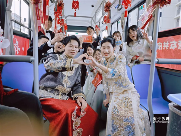 浙江海宁：围观人人人！海宁一小伙这样接新娘